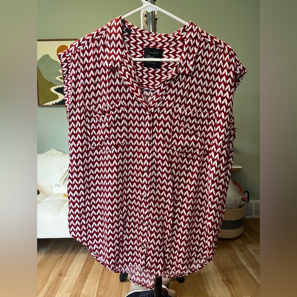 Jachs Chevron-Print Sleeveless Button-Down Top in Red and White